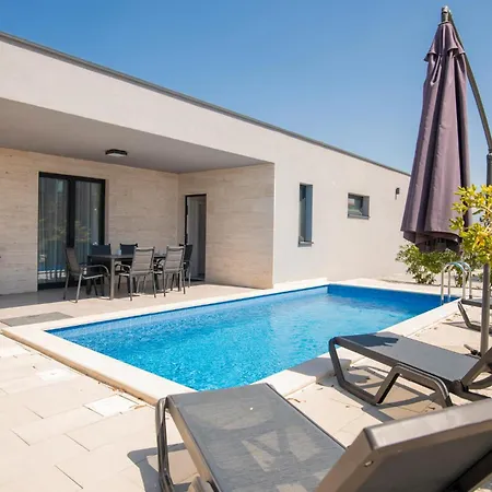 In With Outdoor Swimming Pool, Sauna And Wifi * Vir