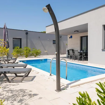 In With Outdoor Swimming Pool, Sauna And Wifi Vir