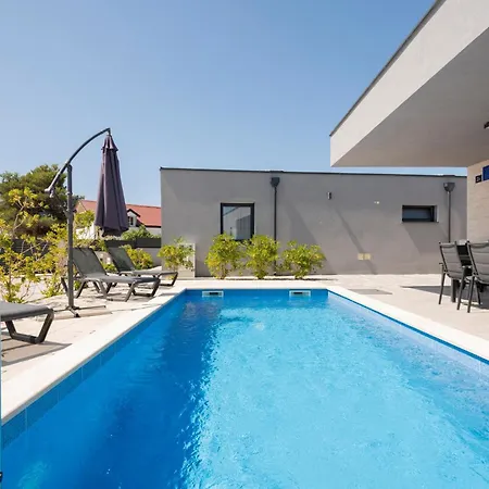 In With Outdoor Swimming Pool, Sauna And Wifi Vir