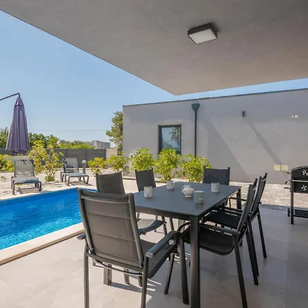 In With Outdoor Swimming Pool, Sauna And Wifi